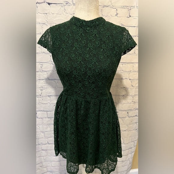 Romeo & Juliet Couture Dresses & Skirts - Romeo + Julliet Couture Womens Green Lace Open Back Fit And Flare Dress Sz Small